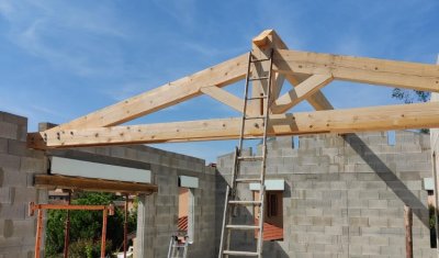 Pose et installation de charpente traditionnelle en bois sur mesure dans une maison à étages vers Chessy