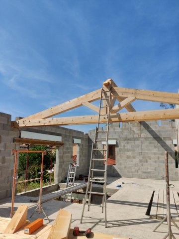 Pose et installation de charpente traditionnelle en bois sur mesure dans une maison à étages vers Chessy