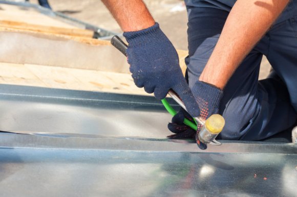 Réfection et rénovation de toiture en zinc par un couvreur à Chessy