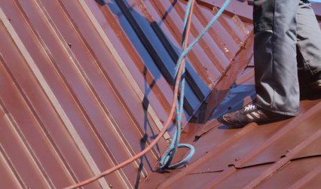 Rénovation de toiture en bac acier par couvreur à Chessy